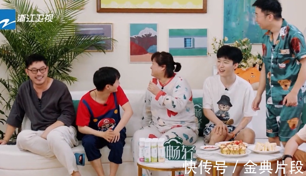 大熱天|這節(jié)目有毒啊！大熱天室內(nèi)錄制，嘉賓汗如雨下，全程用手扇風(fēng)！