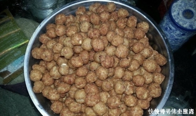 过年炸肉丸有诀窍，除了面粉，此物也要放，不然丸子不酥脆不好吃