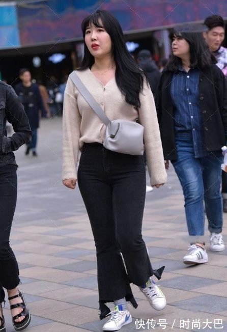 牛仔裤 穿着卡其色,时尚而老成,充满高级感