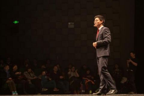 周奇墨|他曾在白宫讲脱口秀调侃拜登,如今屈尊《脱口秀大会》与后辈同台