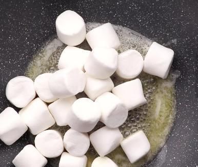 为了避开孩子,只能和老公偷偷在被窝吃,双层美味的巧克力牛轧糖