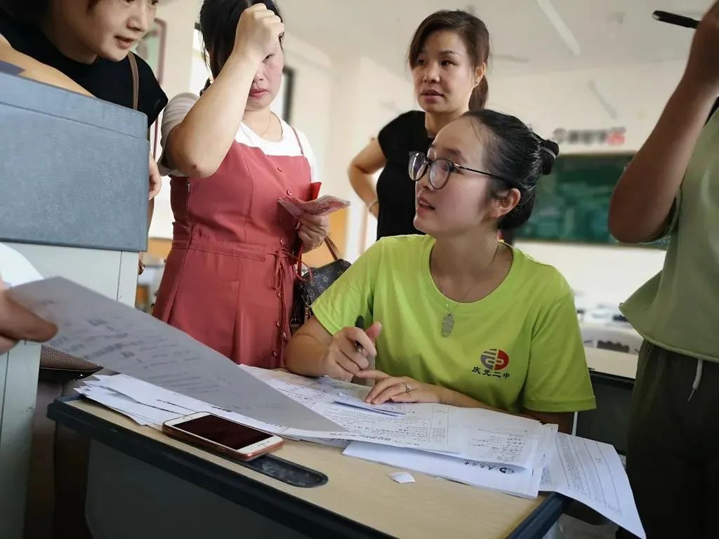 发言|表彰大会上，这3位优秀教师代表的发言让人感动……