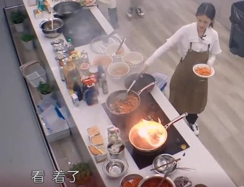 特色菜|周也出汗導(dǎo)致頭發(fā)粘臉上，自創(chuàng)新造型成焦點(diǎn)，只有素顏美人才能駕馭