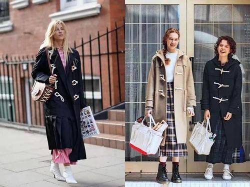 法国夫人真洋气！穿蓝色牛角扣大衣，藏小25岁老公身后小鸟依人