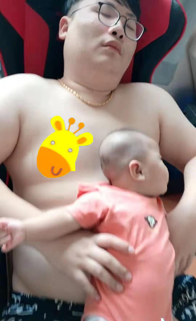 爸爸|爸爸打游戏比赛时,被妈妈强制带娃,宝宝表现笑翻网友替父出征