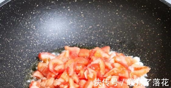 简单一炒十分钟就出锅，酸甜可口，不用担心剩米饭吃不完了！