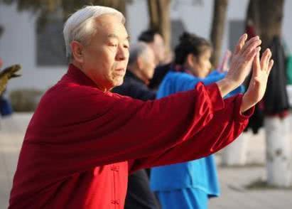 长寿老人|老年人走路慢,跟寿命长短有关,长寿老人走路都有2个特征