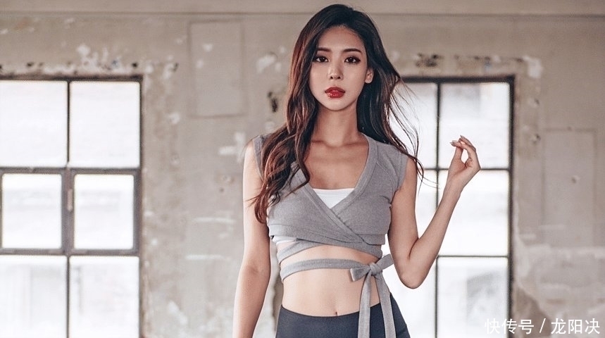 紧身|紧身打底裤你搭配运动的装扮,让身材更显曲线美