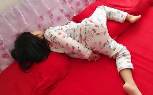 室温|为何孩子晚上睡觉总不盖被子,还不会着凉生病呢?看看科学解释