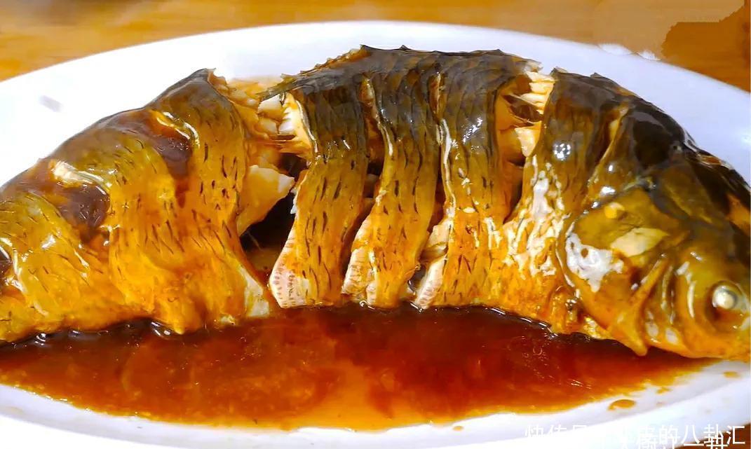 把一整条鱼放进电饭锅里，头一次见这种做法，鱼肉出锅后满屋飘香