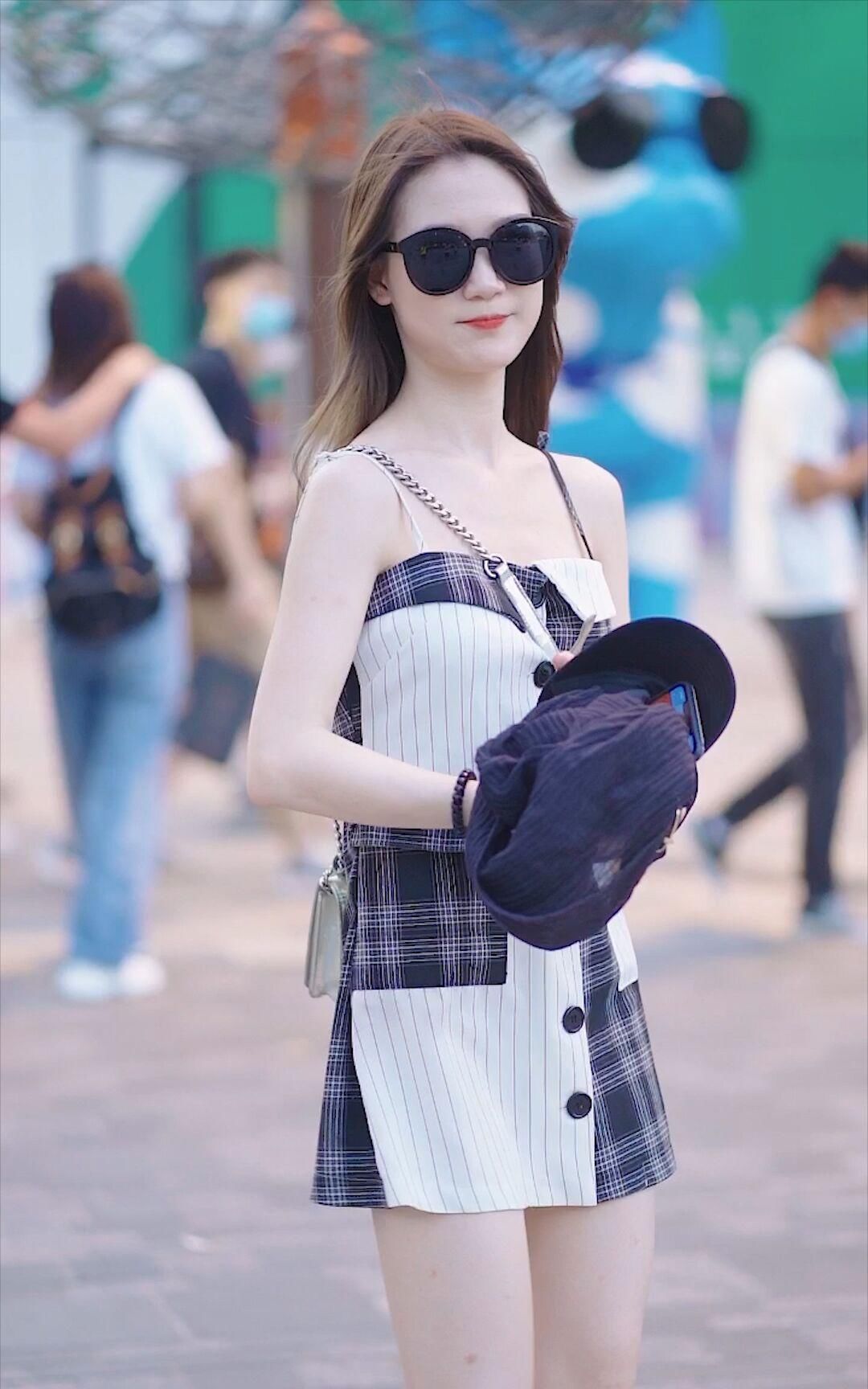 夏日 清凉的夏日时尚界穿搭模板,简约利落显气质,显瘦显高有魅力