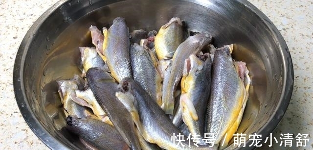 炸鱼时，有人裹面粉，有人裹淀粉，大厨：都不对！教你最正确做法