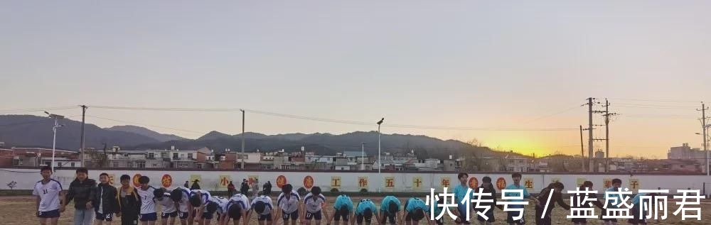 沙窝镇|新县沙窝镇初级中学与八里畈镇初级中学举行足球联谊比赛!