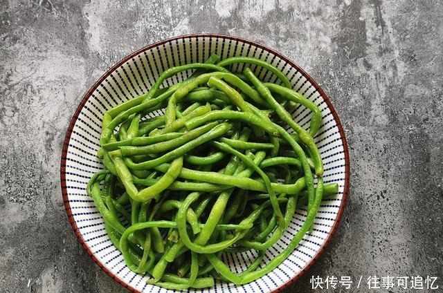 豆角别再炒着吃了,加些粉条蒸成大包子,全家都爱吃,太香了!