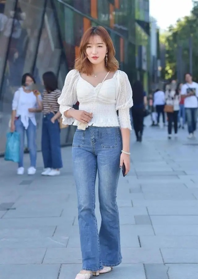 百搭 选择修身百搭的牛仔裤,简单搭配就可以很时尚,洋气又显身材