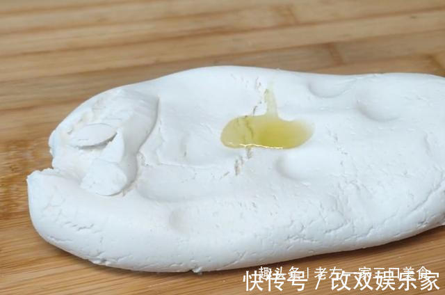 一碗糯米粉，开水一烫，教你做空心麻团，不开裂不回缩，个个空心