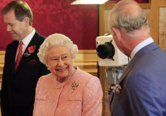 威廉|有妈的孩子像块宝:70岁查尔斯看球睡着,92岁女王微笑不忍叫醒他