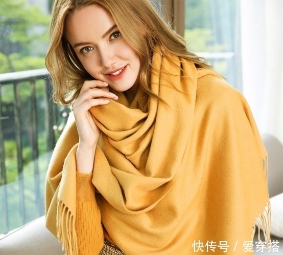 冬天里,围巾选3种“耐看色”,让你高级有气质