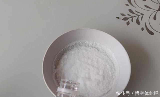 冰箱脏了别用清水擦，教你1个诀窍，污渍细菌3分钟都去除！