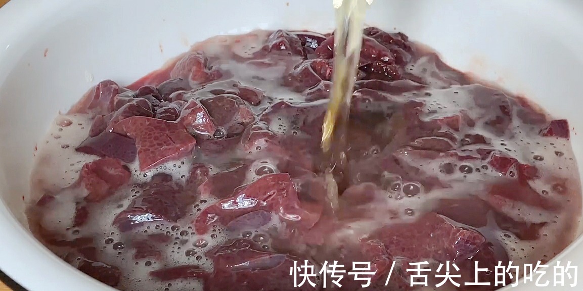 红线椒|把啤酒倒入猪肝中,这种做法真是太厉害了,出锅满屋飘香,真解馋
