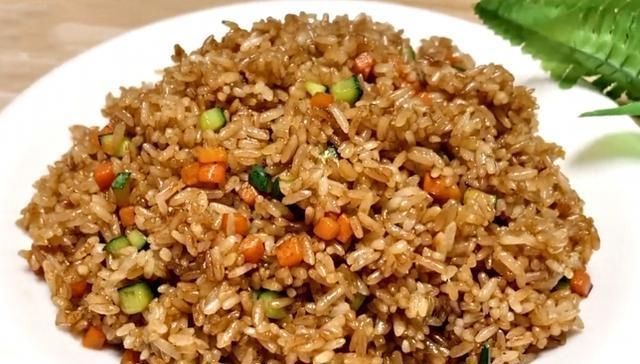 把酱油|家里有剩米饭,别再做蛋炒饭,试试此做法,米饭粒粒分明,特好吃