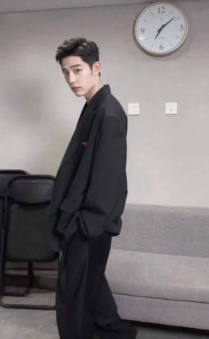 一首歌|肖战仅用一首歌的时间,登顶明星营业热度和明星话题周榜Top1!优秀!