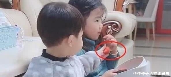 姐姐|二胎弟弟主动喂姐姐吃草莓,画面实在太暖心,网友:又骗我生娃