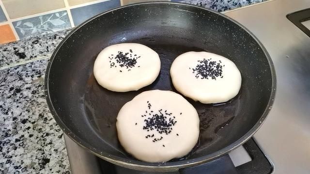 绿豆沙馅|半烫面馅饼，皮薄馅大，放凉了也不会硬，做法简单，老少都爱吃