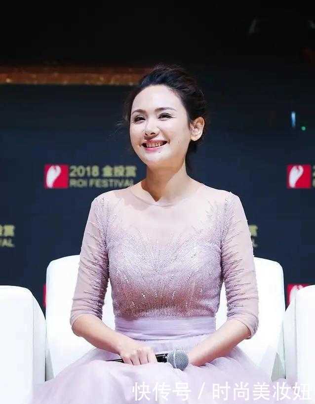 穿搭|何超琼到底是大户人家，穿淡紫色连衣裙高贵优雅，这气质绝了