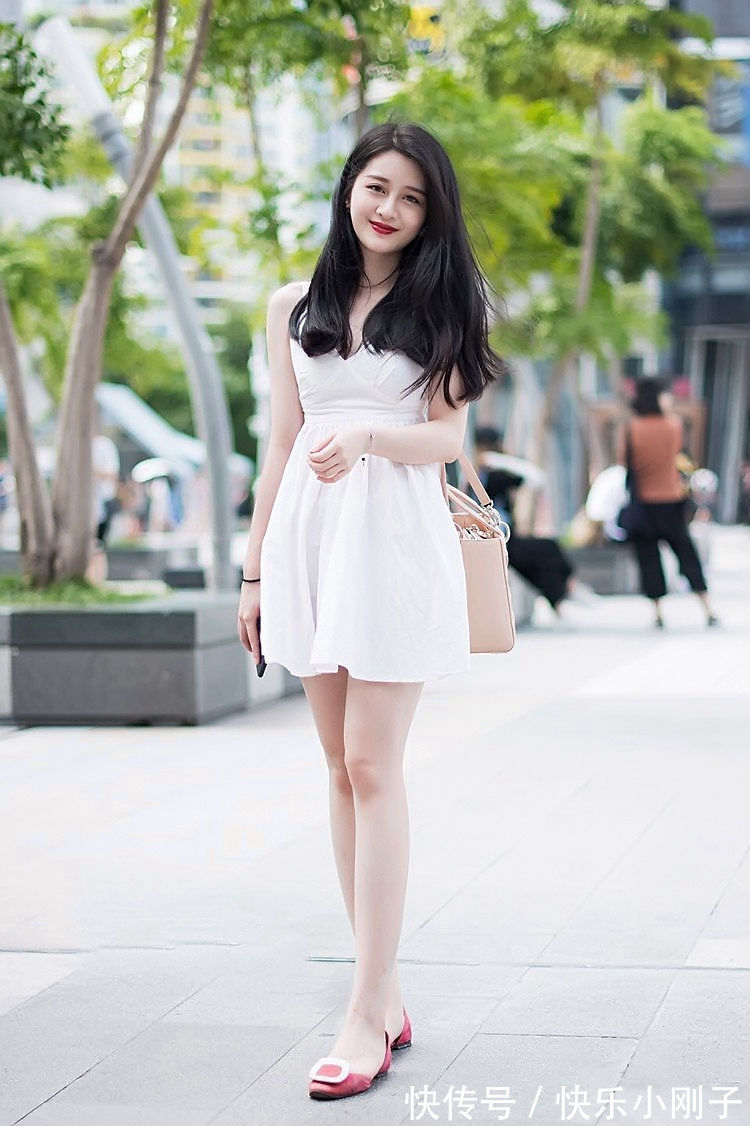 女性 白色的雪纺连衣裙，显然更修身一些，满满散发出温婉迷人女性的时尚