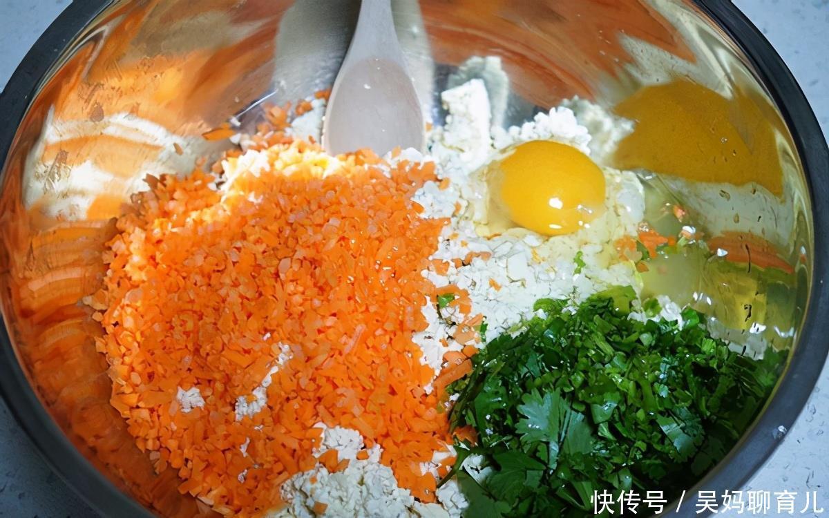 豆腐别总炖了,做成豆腐饼,酸甜软嫩,刚上桌分分钟就吃光了