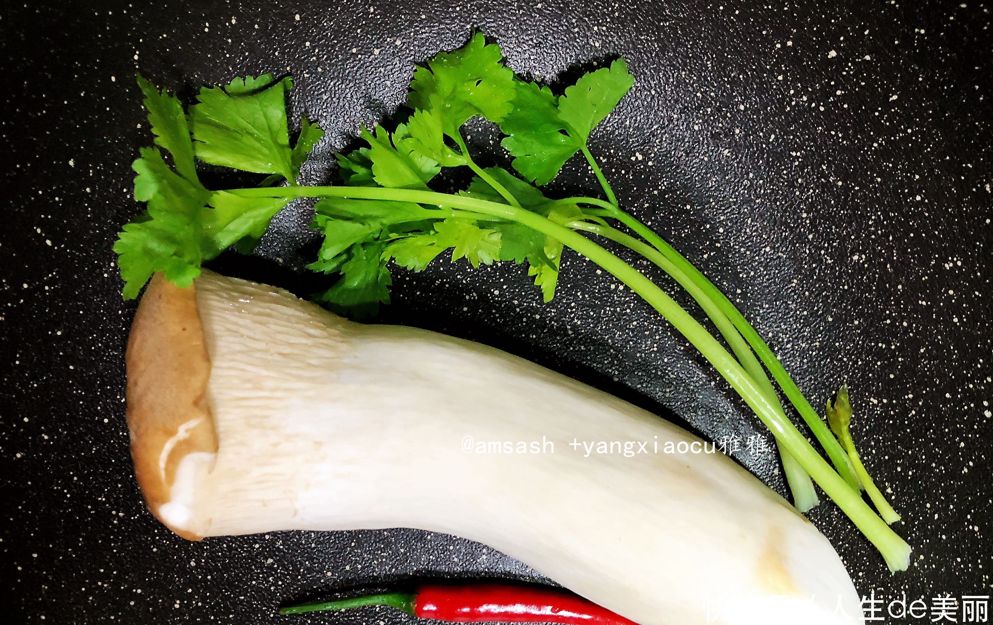 杏鲍菇最好吃的做法,不加盐和水,比肉还好吃,上桌就被抢光了!