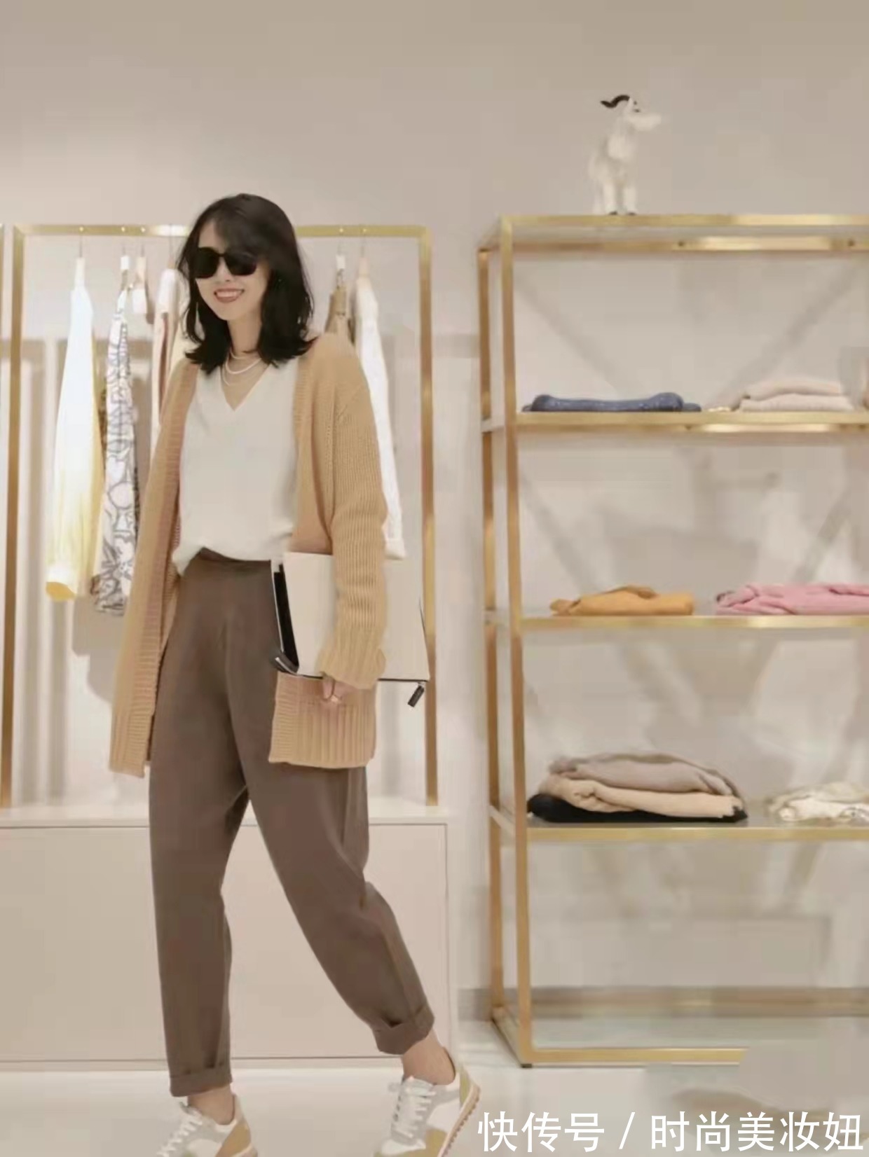 色系 这才是“梨形身材”该有的穿搭,她体重120斤,靠穿搭显瘦又气质