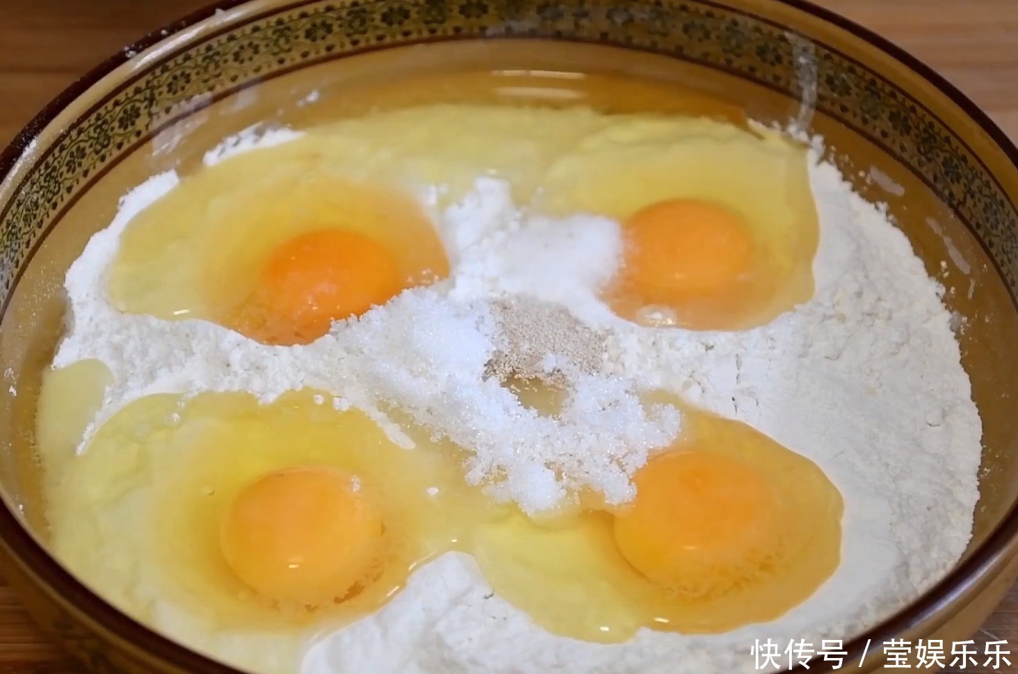 面团|1碗面粉,加4个鸡蛋,不用水,不用烤箱,教你做柔软香甜拉丝面包