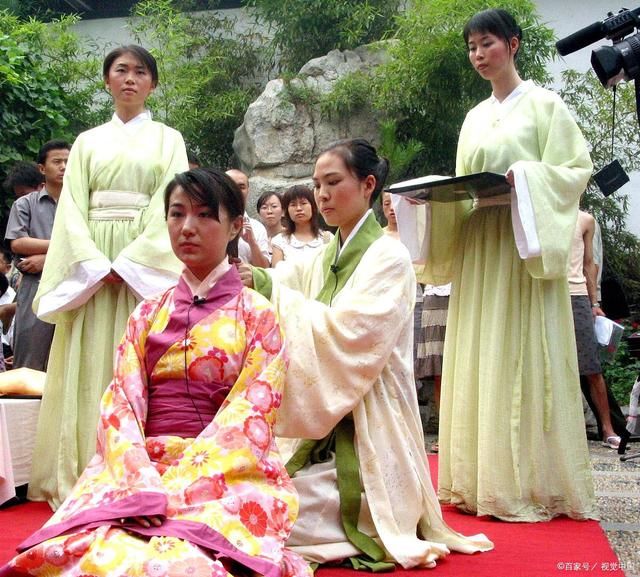 黄花#21首诗词描写李清照:漫卷诗书淡泡茶，闲听蕉露浸黄花