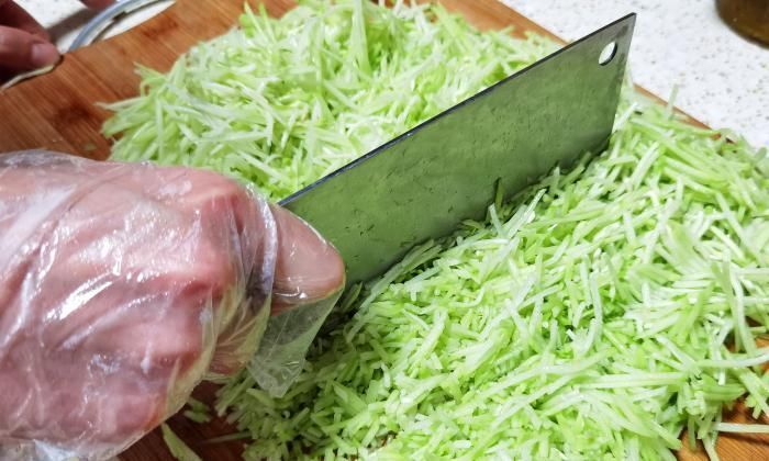 包饺子|冬天,萝卜白菜靠边站,用它包饺子,鲜嫩多汁营养高,家人都爱吃