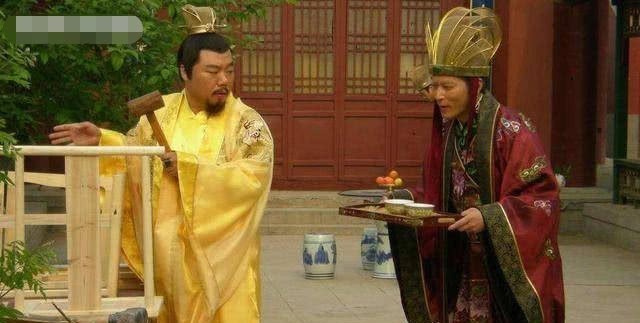 皇上迷路到樵夫家做客,樵夫杀鸡款待,母亲哭道:那是我儿媳妇
