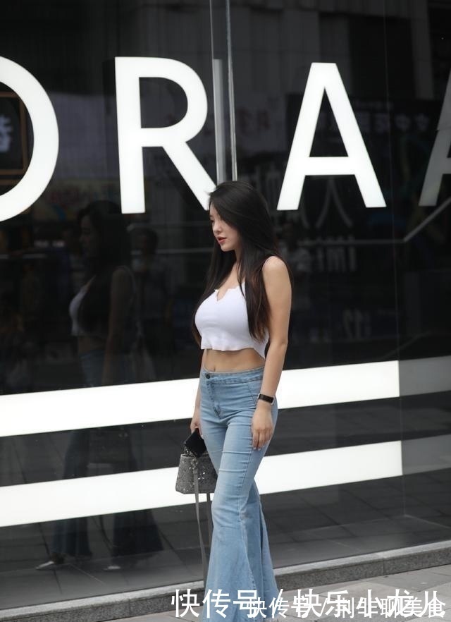 整体搭配|蓝色修身打底裤搭配黑色背心,百搭不挑人,对身材友好