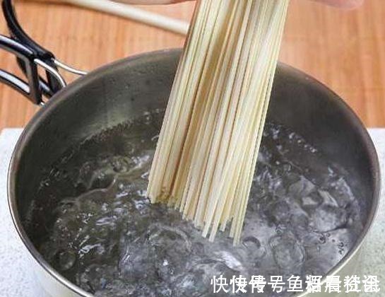 面条|煮面条,开水下锅是错!面馆老板这么煮,面条爽滑筋道,不粘不坨