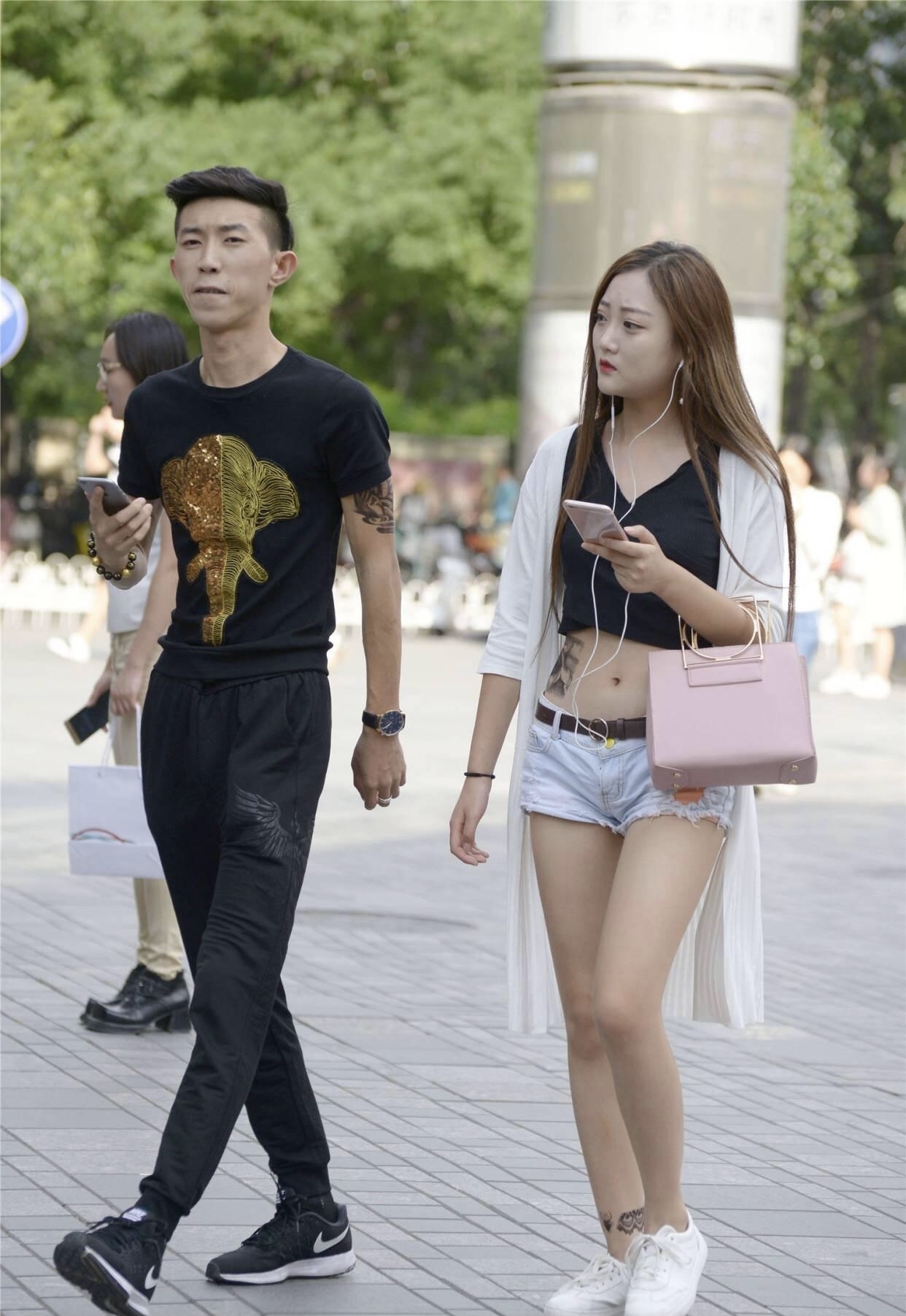 低腰 很多人选择牛仔短裤,低腰的款式,时尚姑娘真会搭配