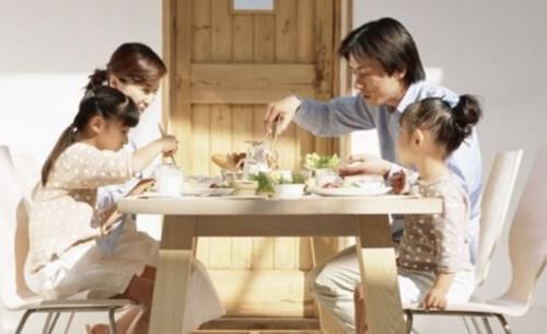 礼仪|夫妻俩餐馆吃饭,路人拍照传到网上,网友:孩子是意外