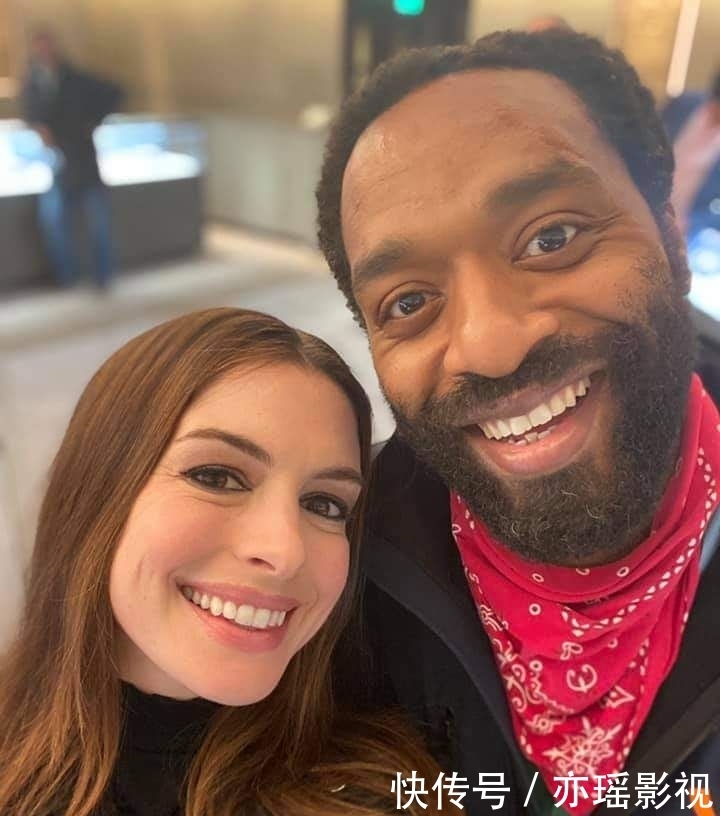 曾经最美甜白公主蜕变H姐,安妮·海瑟薇演绎WeWork创始人