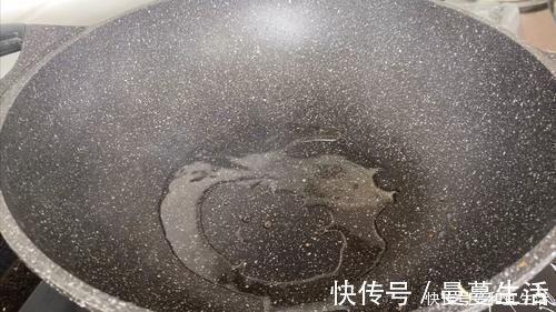 鱼汤|炖鲫鱼汤时,记住不要直接炖,诀窍告诉你,鱼汤奶白无腥味,特鲜!