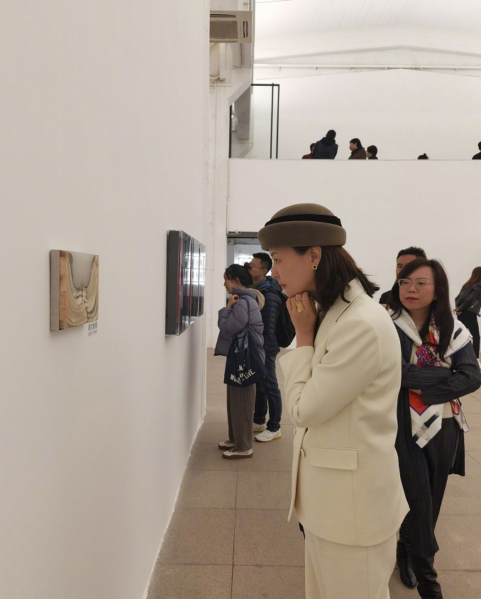 刘芳菲很有成功企业家气质范,穿白色西服套装干练大气,高级优雅