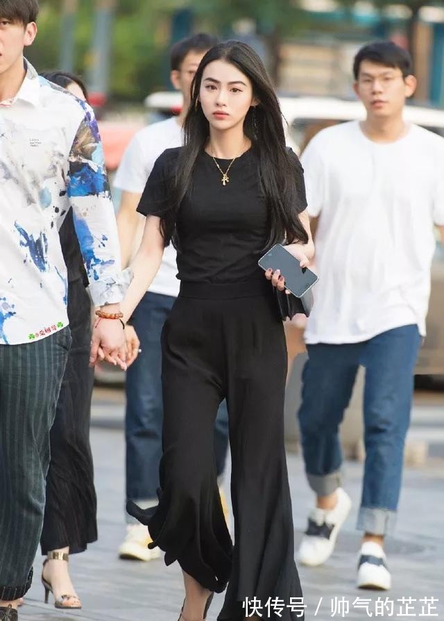 小姐姐 脚上搭配一双高跟鞋,鞋面采用了渐变的设计,视觉上看上去很时尚