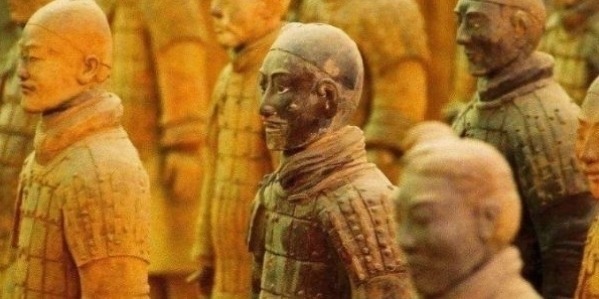 谜题!兵马俑真是用活人烧制?一尊兵马俑裂开后,千古谜题终于天下大白