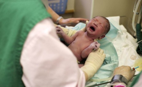 皮肤|“最美外婆”走红网络,成为产房焦点,外婆:别看我呀,看我孙子