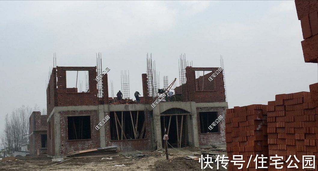 露台|河南农村10万买地，3层洋楼65万盖好，旋转楼梯配露台简直完美