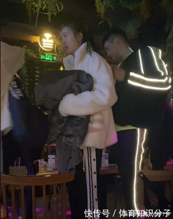 手术治疗|张常宁手术后现身酒吧!缺席女排联赛,和丈夫搂抱当众秀恩爱
