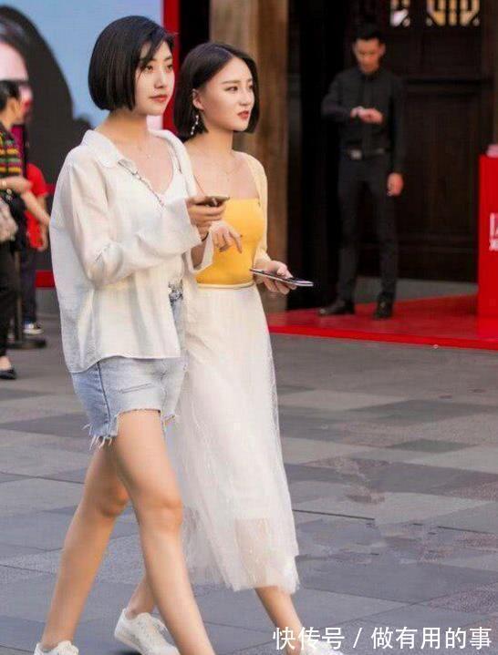 小姐姐|街拍:一起逛街的短发美女,分别穿白色的纱裙与蓝色牛仔裙,美动减龄